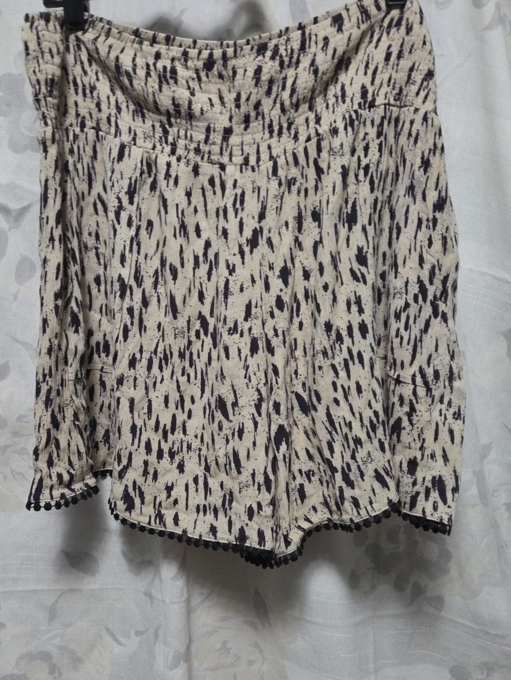 Three Dots Cream and Black Printed Shorts
